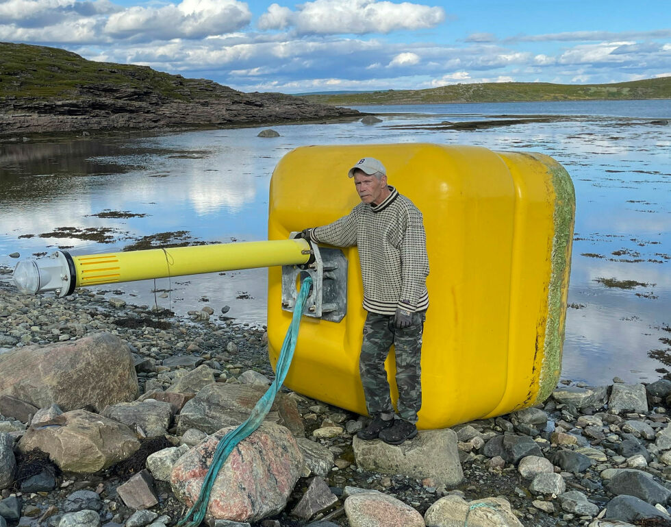 Oleif Iversen oppdaget denne bøya i fjærasteinan ikke langt fra Grasbakken på sørsiden av Varangerfjorden.
 Foto: Privat