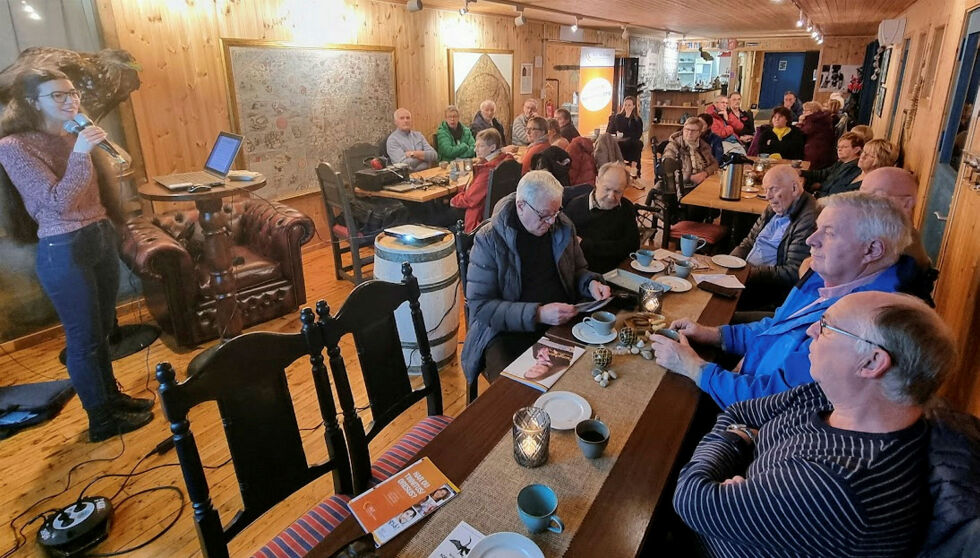 34 personer møtte opp på siste medlemsmøte i HLF Nordkapp. Her gir ergoterapeut Karina Einan Enoksen en orientering om hjelp som hørselshemmede kan få.
 Foto: Bernt-Aksel Jensen