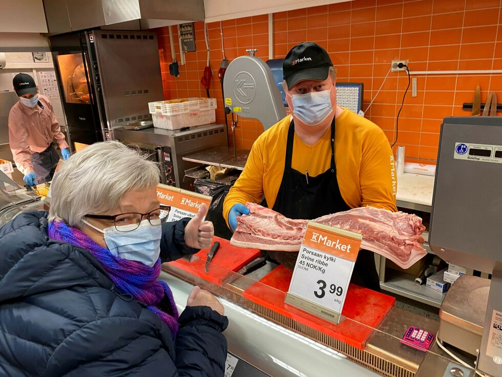 Her har Trine funnet et stykke ribbe som tilfredsstiller hennes krav etter at kjøpmann Juha Matti Lias har bladd i ribbebunken.
 Foto: Hallgeir Henriksen
