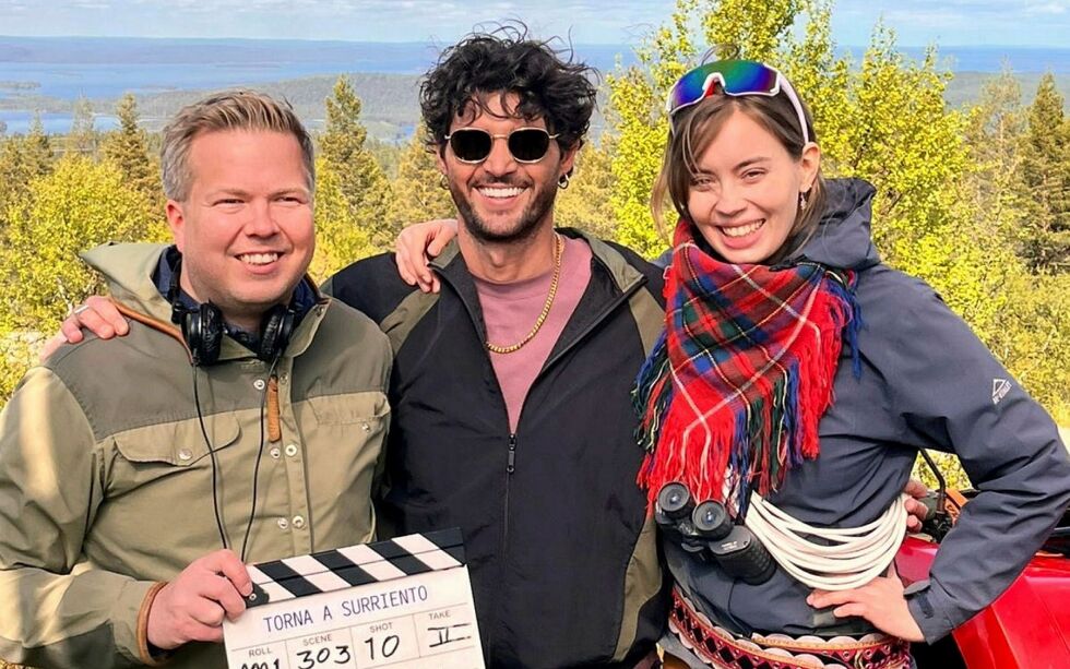 Serien, som blant annet er støttet av Internasjonalt Samisk Filminstitutt (ISFI), er skrevet av Jens Martin Mienna i samarbeid med Guglielmo Finazzer, Dario Carraturo og Aleksi Puranen. Regien er ved Ken Are Bongo. I hovedrollene finner vi Sissi Jomppanen og Erasmo Genzini.
 Foto: Privat