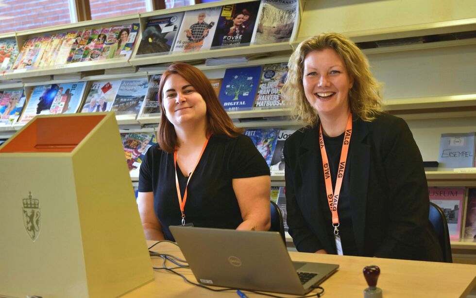 Fra venstre Ann Helen Blix Mørland og Kristine Sunde Fauske er valgansvarlig nummer to og valgansvarlig nummer én. De tar oss gjennom valgdagen i Porsanger, i håp om rekordoppslutning.
 Foto: Sara Olaussen Stensvold