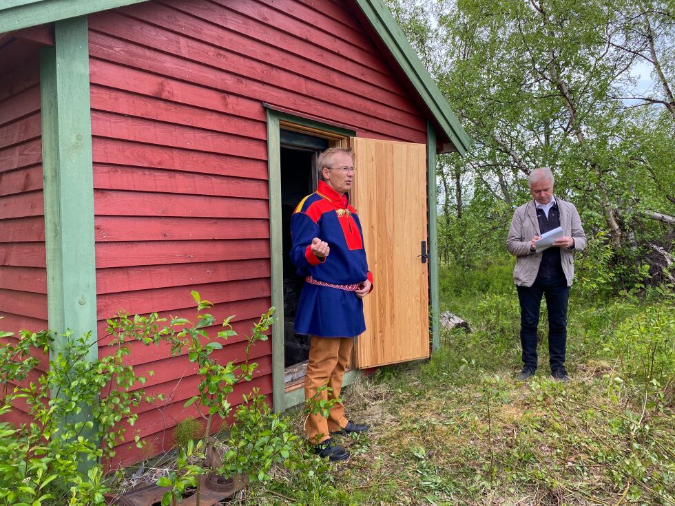 Amund Peder Teigmo på befaring tirsdag med utmarksdomstolen i Finnmark. Her viser han frem smia på gården Teigmo, mens rettleder lagdommer Nils Asbjørn Engstad (til høyre) noterer flittig.
 Foto: Lova Vassli Hilanmo