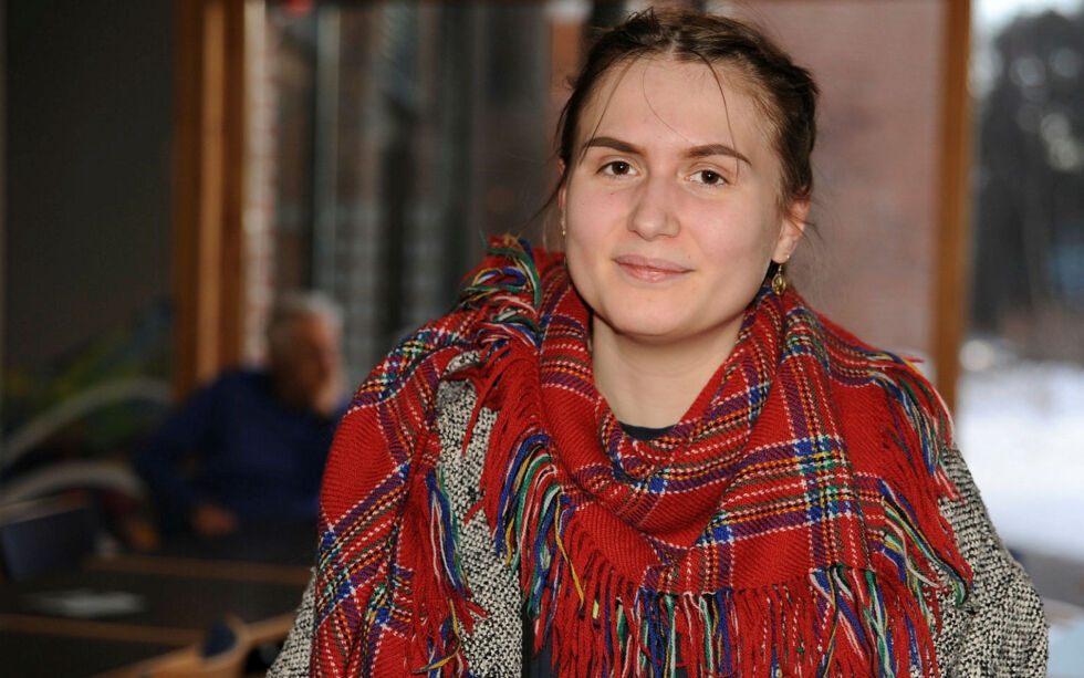 Leder Ariana Olsen i Alta AUF og AUFs samepolitiske utvalg ber om at Norge tar initiativ til og ansvar for en redningsplan for samer og samisk kultur i Russland. 
– Reformpolitikk, sa Olsen, i motsetning til handlingslammelse.
 Foto: Rita Heitmann