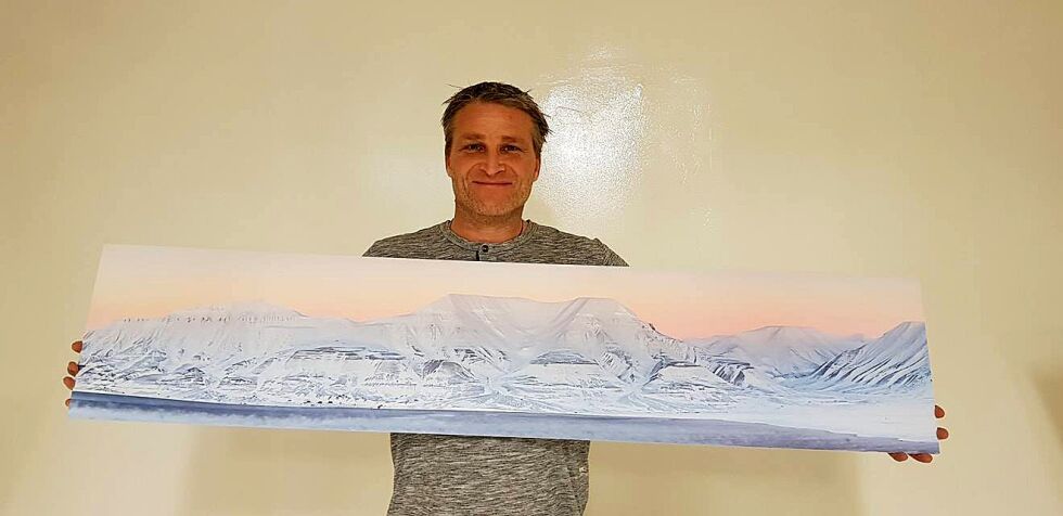 Gallerist på Blåtimen, Claus Jørstad, tok dette maleriske bildet på Svalbard for to år siden. – Jeg var litt heldig med lyset, smiler fotograf Claus Jørstad. Litt innsats krevde det likevel, for han satt i to timer og ventet på det rette lyset. Panoramabildet er egentlig satt sammen av 12 bilder, og kan bli ditt for rundt 2.000 kroner, litt avhengig av størrelse og underlag.
 Foto:  Claus Jørstad