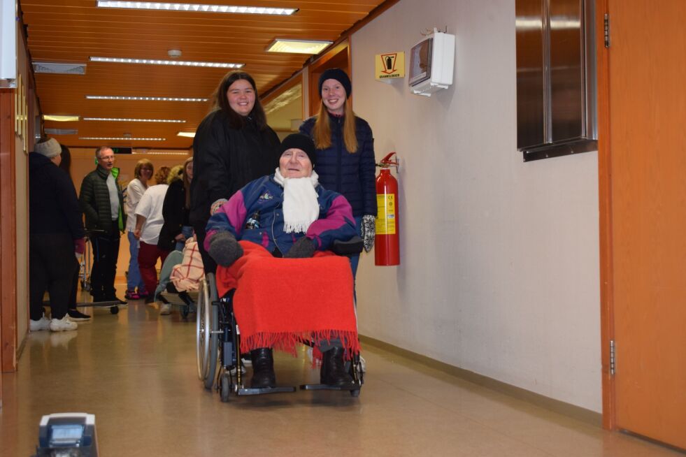 Nora Länsman, Kaisa Lillebostad og Hilmar Johnsen på vei til konsert med Flekkerøyguttene.
 Foto: Birgitte Wisur Olsen