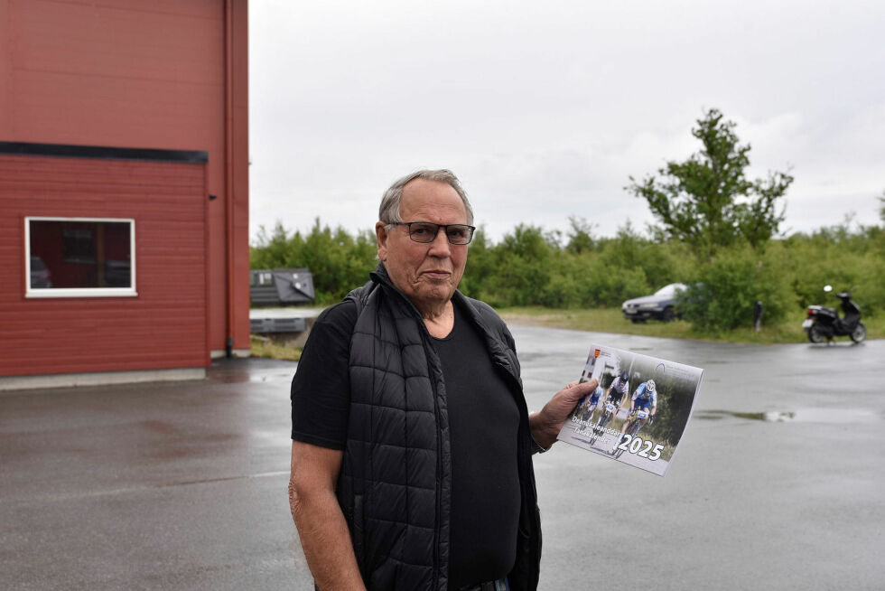 Brynli Ballari viser stolt frem kalenderen for 2025, her er bilder fra bygdelivet i Tana de siste 60 årene.
 Foto: Oskar Melkeraaen Aas