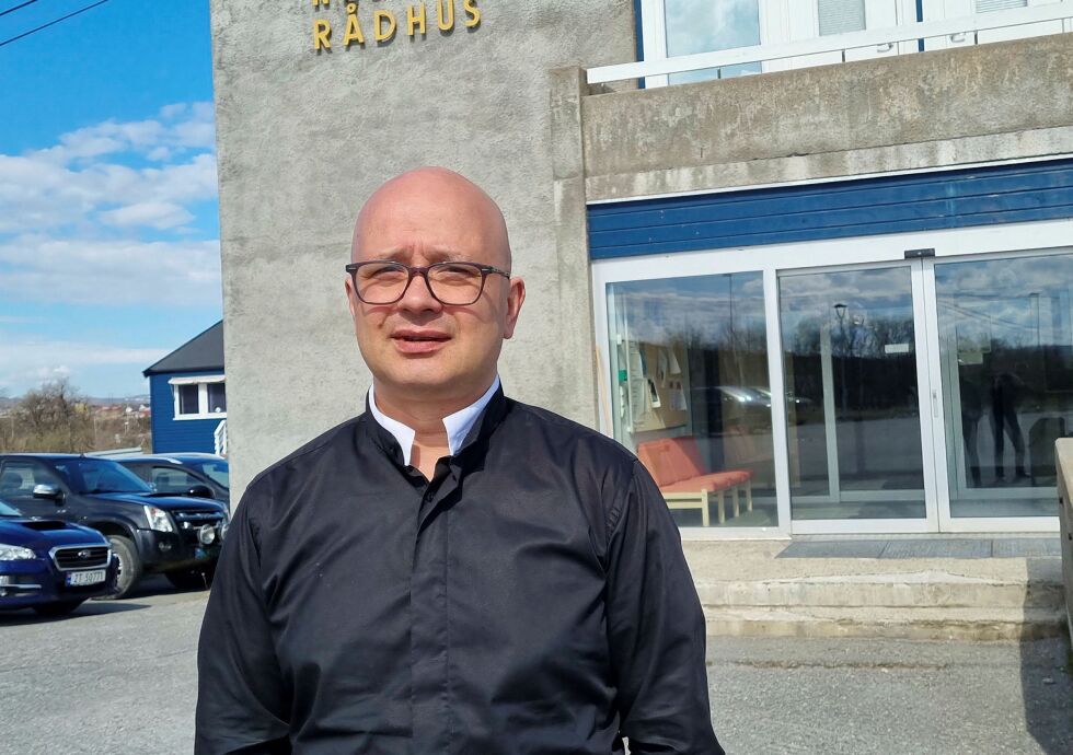 Kommunedirektør Charles Petterson i Nesseby sier de må gjøre flere grep for å få ned kostnadene innenfor bo- og omsorgsavdelingen.
– Om pengebruken fortsetter, vil vi før året er omme kunne få et overforbruk på 4–5 millioner på lønnsbudsjettet, sier han.
Foto: Torbjørn Ittelin
