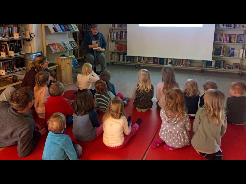 Forfatter Agnes Eriksen i gang med kvænsk språkreir. Sittende på gulvet barn fra Bærtua, Østerbotn og Fagertun barnehager.
 Foto: Sigrun Kaaby
