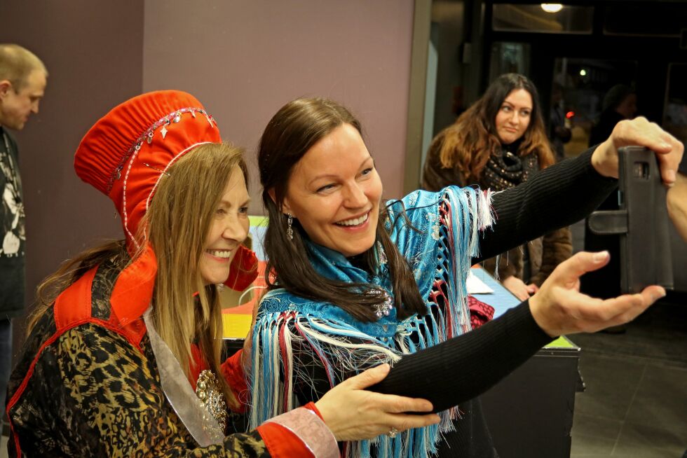 Anita Dalhaug var kjapp på avtrekkeren og rakk en liten prat, til og med en selfie med den samiske verdensstjerna.
 Foto: Silje L Kvammen