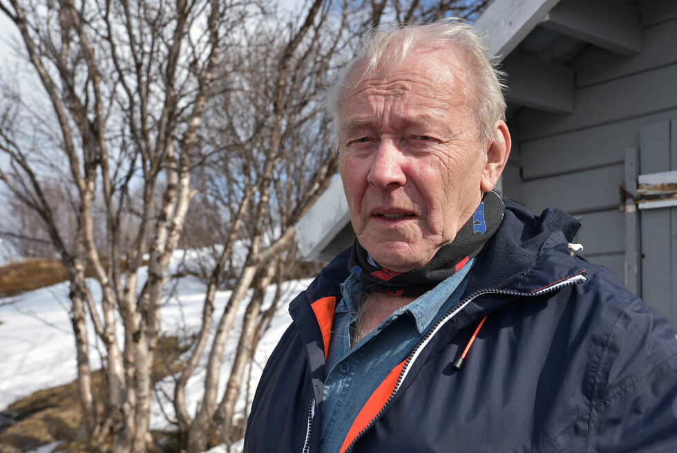 Arne Nøstvold måtte vente to uker på viktig motordel til båten, etter at forsendelsen først ble feilsendt. Han forstår ikke hvorfor posten ikke kan videresendes innad i Finnmark, men må helt tilbake til Lørenskog før posten på nytt sendes nordover.
 Foto: Irene Andersen