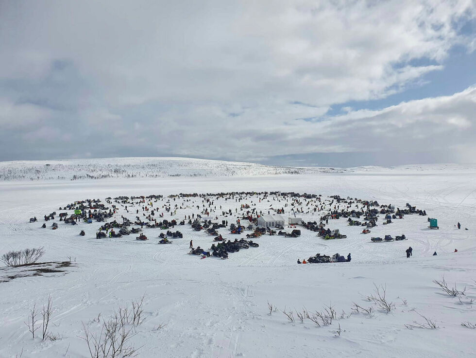 Fjorårets fiskekonkurranse samlet rundt 5-600 personer på Sommervann. I år håper Tana ATV- og scooterforening å samle opp mot 1.000 deltakere.
 Foto: Tom Hardy