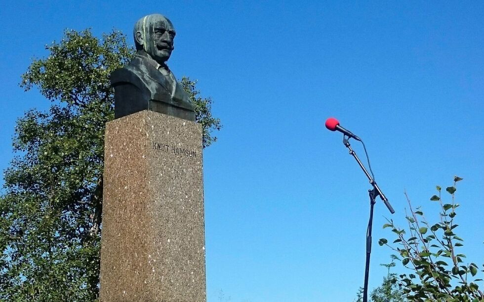 Ved Knut Hamsuns barndomshjem er det reist en byste over forfatteren, hvor man bruker å markere hans fødselsdag 4. august. Foto: Steinar Solaas