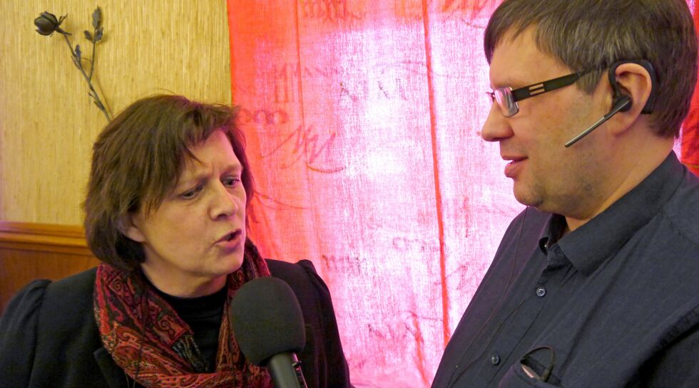 Nordkapp Arbeiderparti karakteriserer Statoils nei til terminal på Veidnes som et svik. Her bli en svært skuffet Nordkapp-ordfører Kristina Hansen intervjuet av Radio Nordkapps Raymond Elde etter møtet fredag morgen.
 Foto: Geir Johansen