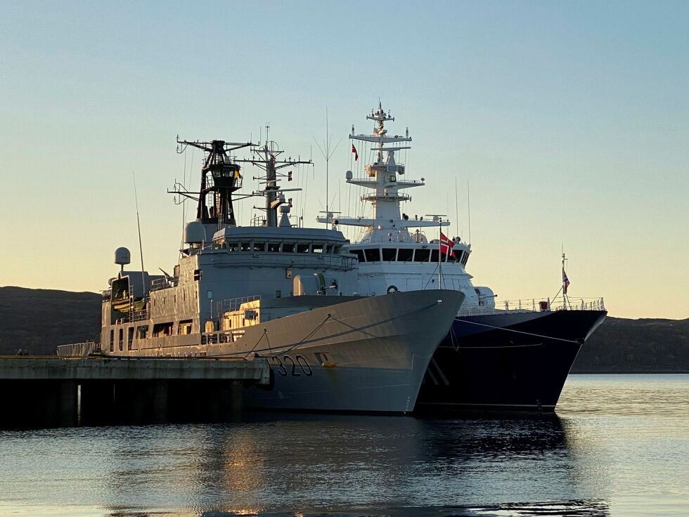 De militære topp­sje­fe­ne an­kom til mø­tet i Kir­ke­nes med hver sitt kyst­vakt­skip, som la seg til kai ved dyp­vanns­kaia.
 Foto: Forsvaret