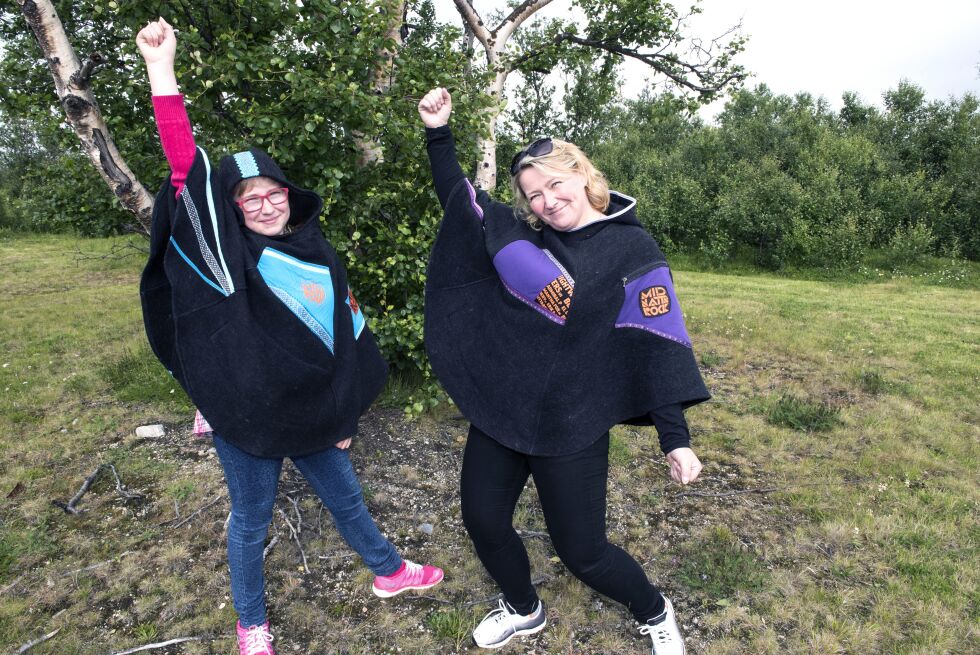 Mathea Simensen og moren Gunn-Iren Simensen jubler over etterspørselen av det eksklusive plagget.
 Foto: Sigurd Schanke