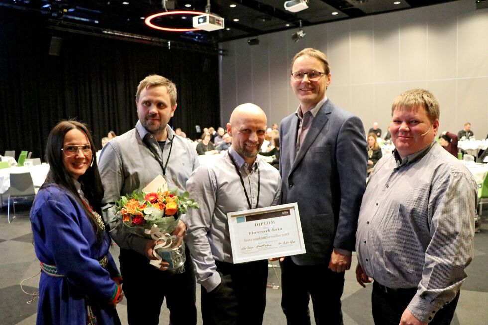 Ellinor Marita Jåma (fra venstre) leder Norske Reindriftsamers Landsforbunds (NRL), Ivar Smuk Rollstad, Finnmark Rein, Johan Mathis Buljo, Finnmark Rein, statssekretær Widar Skogan og Johan Anders Lifjell, markedsutvalget for reinkjøtt.
 Foto: Landbruks- og matdepartementet