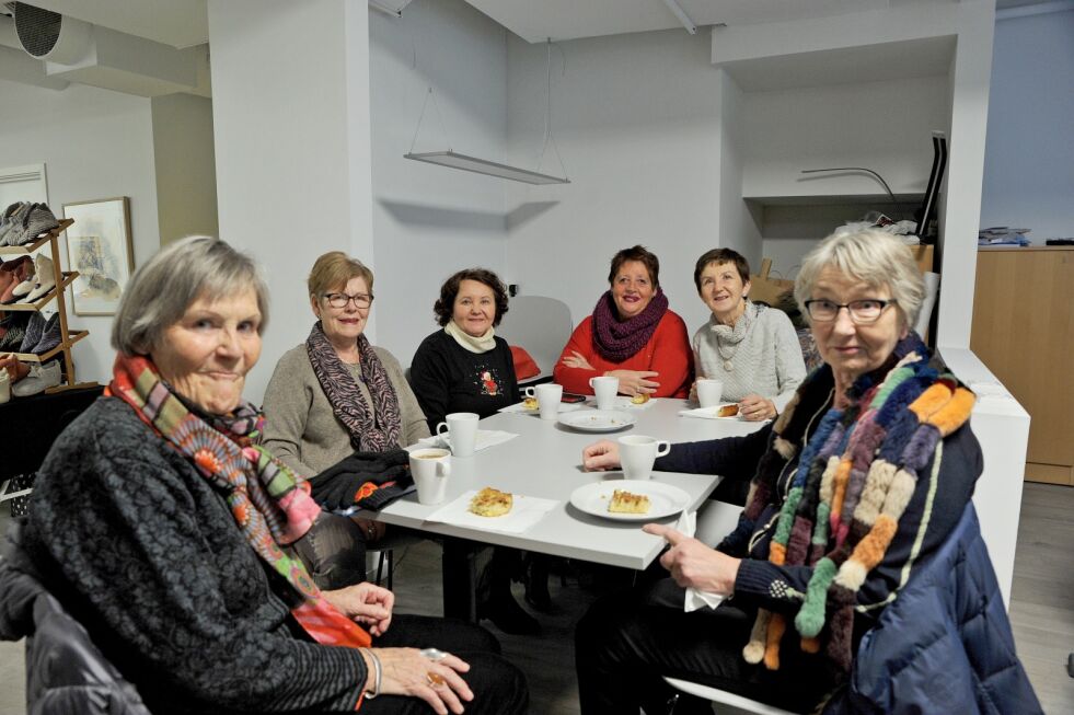 Tove Simonsen Larssen (fra venstre), Jenny van Deurs, Synnøve Lavre, Solveig Engkvist, Anne Lise Lavre og Dagny Ravna Mosleth slappet av med en kaffekopp med noe attåt på julemarkedet.
 Foto: Erik Brenli