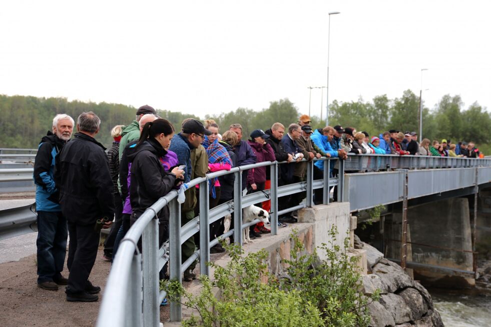 Innbyggerne i Neiden møter trofast opp til åpningen av laksefisket. Natt til onsdag 1. juni var det mange som fikk med seg den store begivenheten.S
 Foto: Silje L Kvammen