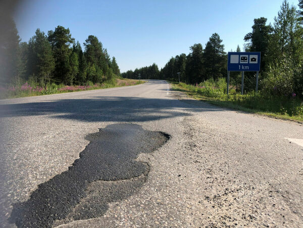 Skadet vei ødela dekk – ber veivesenet erstatte