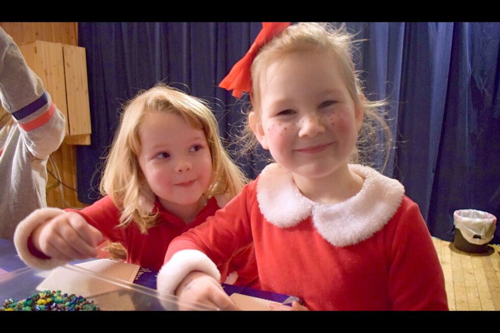 Johanna Skjermo (4) og Astrid Aleksandra Hoel (5) gleder seg stort over den fine og forventningsfulle førjulstiden.
 Foto: Birgitte Wisur Olsen