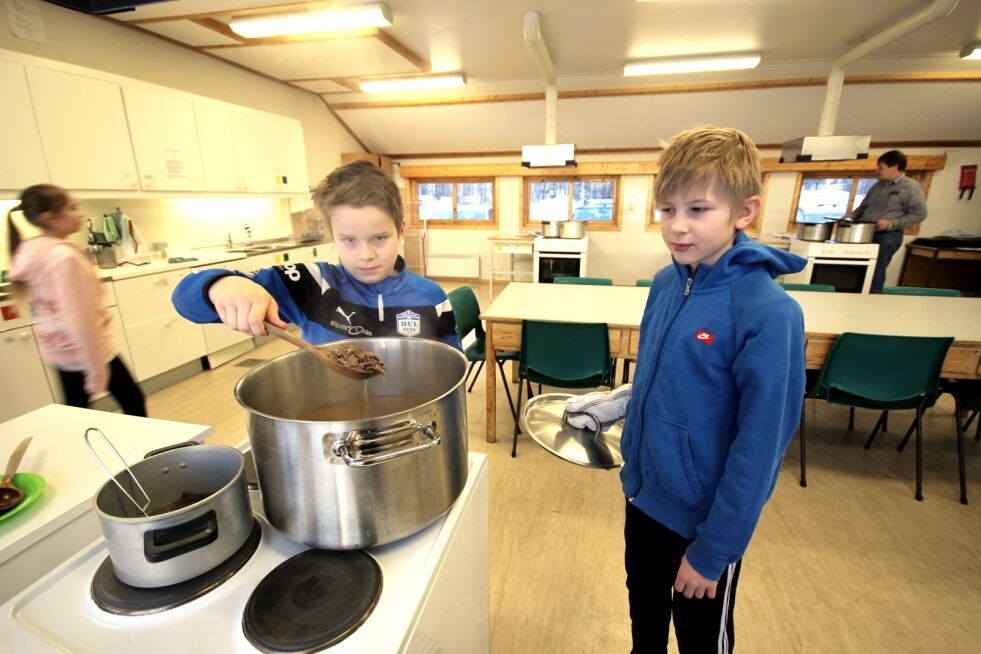 Sigurd og Bjørn Kristian i 6. klasse har kontroll på bi&#273;usen som skal serveres om et øyeblikk. 
– Nå må vi bare ha grønnsakene i, forteller Sigurd.
 Foto: Altaposten/Kita Eilertsen