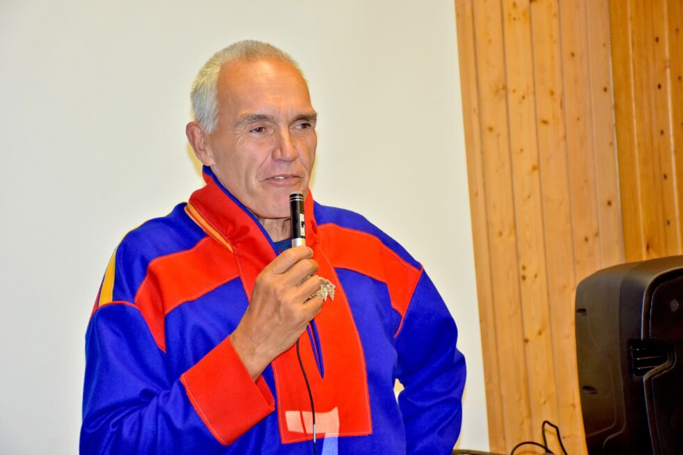 Ernly Eriksen, leder i bygdeutvalget, ønsker alle velkommen til Veidnesdagene.
 Foto: Helge Ovanger