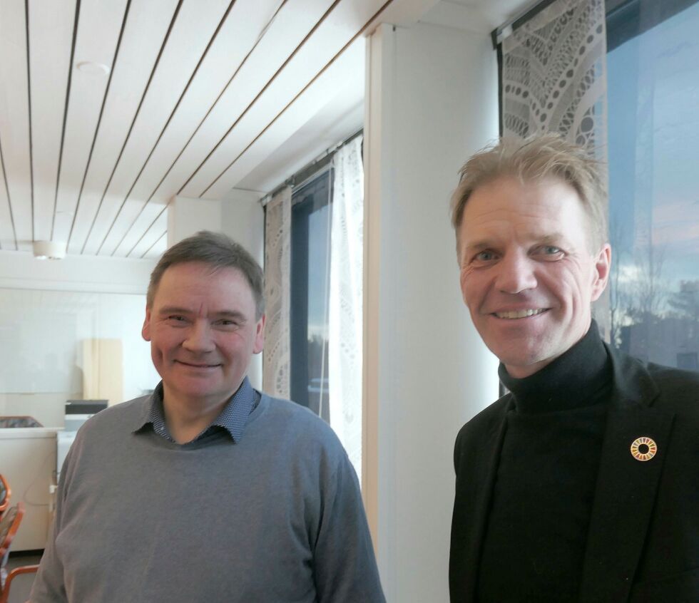 KS-kon­su­lent Hå­vard Moe (til høy­re) sier Kar­as­jok kom­mu­ne er del­vis frisk­meldt selv om mye gjen­står ennå før or­ga­ni­sa­sjon­en er strøm­lin­je­for­met. Ord­fø­rer Svein Atle Som­by ber folk stål­set­te seg for de tøf­fe kut­te­ne som er i an­marsj in­ne­væ­ren­de år.
 Foto: STEIN TORGER SVALA