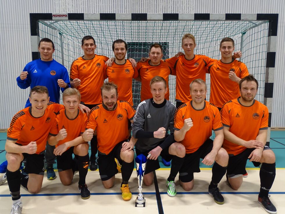 VBK-laget besto av (foran fra venstre) Håvard Nome, Jon Isak Ballari, Eirik Holm Lund, Håvard G. Wingan, Håkon Børresen og Ante E. Smuk. Bak fra venstre: Magne Henriksen, Stig Gøran Persen, Øyvind Erichsen, Jonas E. Johnsen, Felix Jacobsen og Sander Jensen.
 Foto: John S. Nilsen