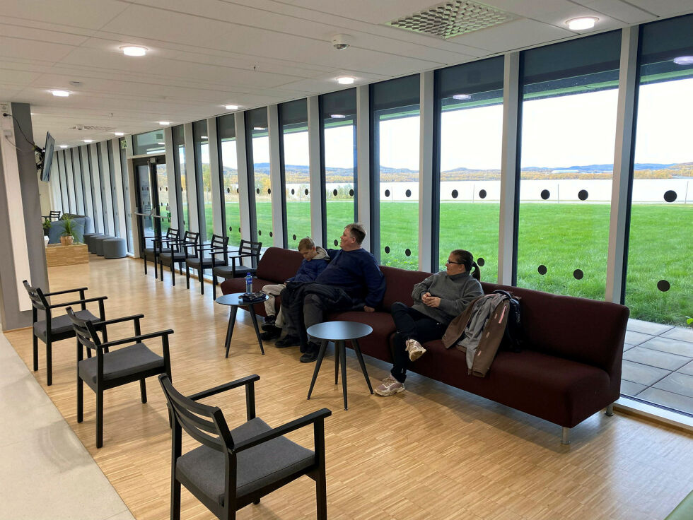 Når time­varsel blir sendt ut på mobil vil det for­hå­pent­lig­vis bli færre som må betale 1.300 kroner for ikke å ha møtt opp til time. Her fra ven­te­hal­len til poli­kli­nik­ken på Kir­ke­nes syke­hus.
 Foto: Hallgeir Henriksen