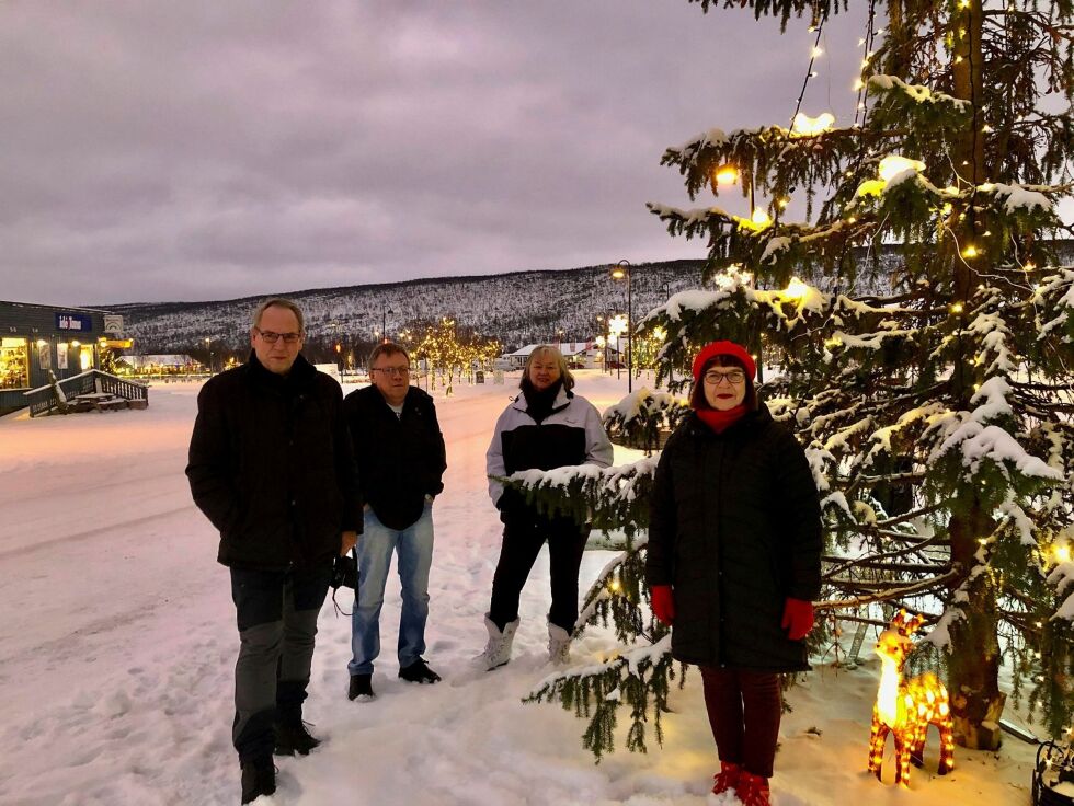 Bryn­jar Bal­la­ri fra Nor­ges Han­di­kap­for­bund av­del­ing Tana og om­egn (fra venst­re). Fra eld­re­råd­et i Tana: Ter­je El­li­la, Eli Sø­der­strøm Jo­han­sen og Kir­stin Biti Jo­han­sen syns det er vel­dig synd at da­ta­kur­se­ne er ut­satt.
 Foto: Birgitte Wisur Olsen