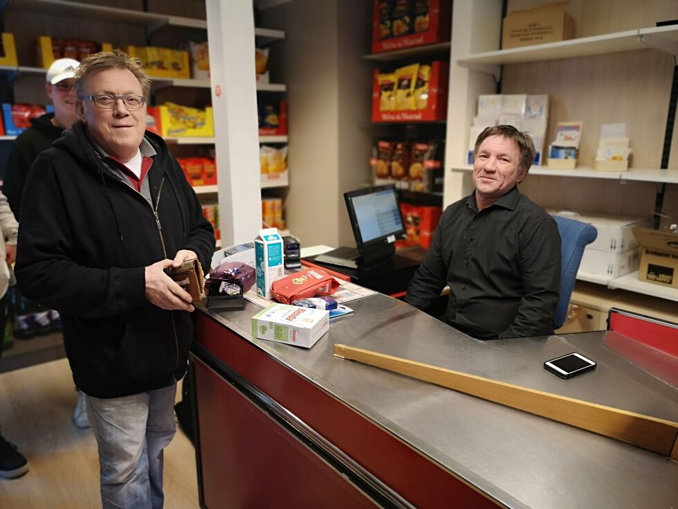 Terje Ellila var første kunde hos Jens Vidar Helander i Krystallen Lokal Handel.
 Foto: Erik Brenli