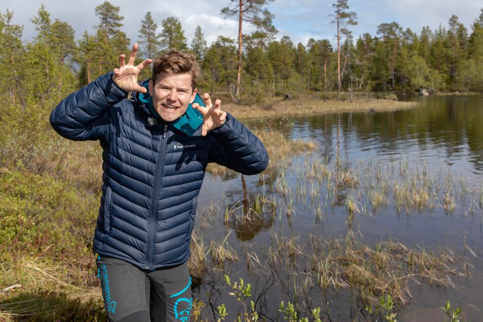 Nicolay Ramm reiser til Pasvik i håp om å se en brunbjørn.
 Foto: NRK NATUR/ODD ARNE OLDERBAKK