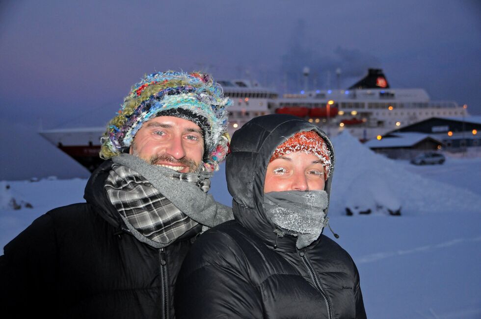 Ekteparet Ann Rowley og Dan Woodford fra Australia syntes det var en fantastisk opplevelse å gå tur i tjuefem minus i Kirkenes.
 Foto: Hallgeir Henriksen