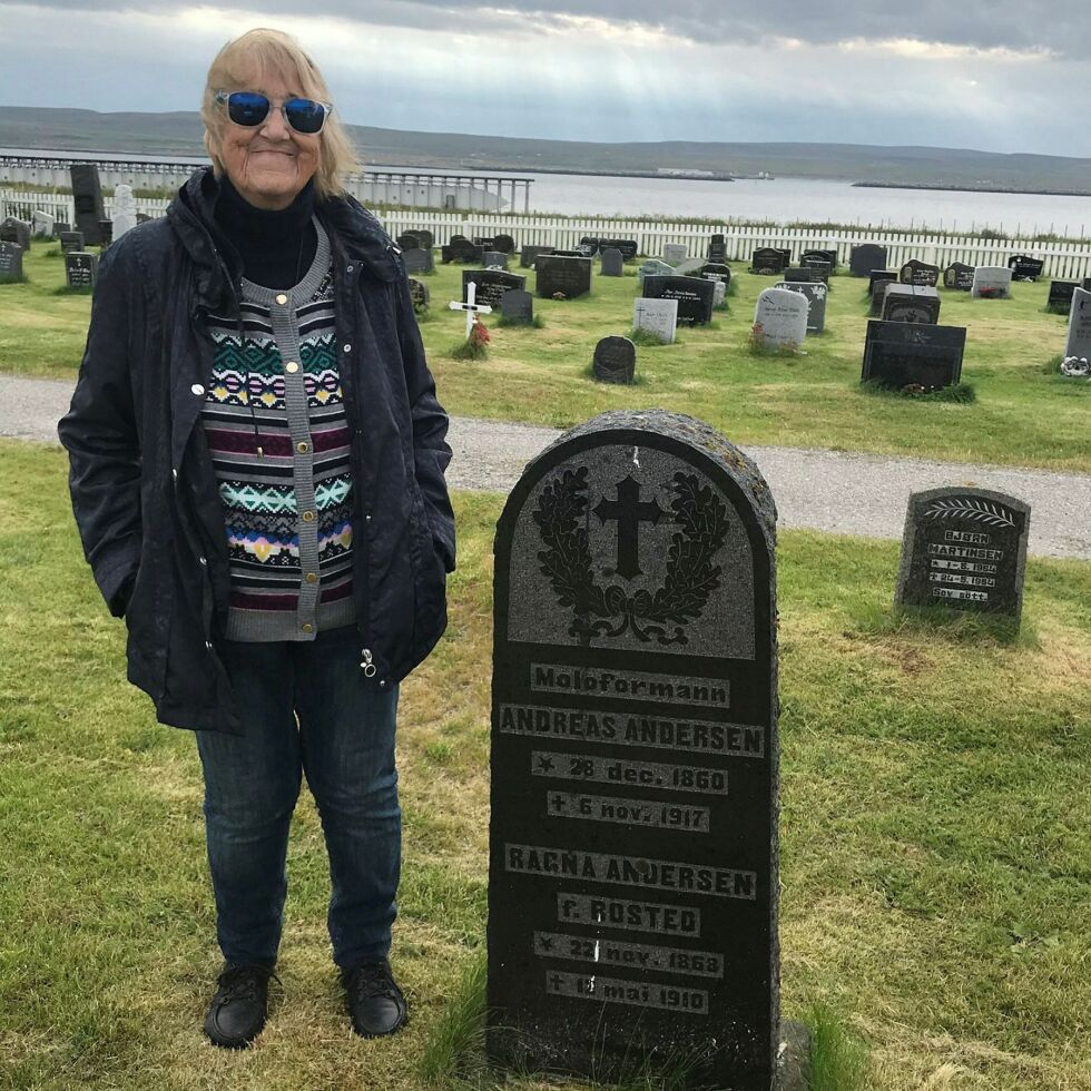 Inger Johanne Wulff ved familiegravstedet på Vardø kirkegård.
 Foto: Privat