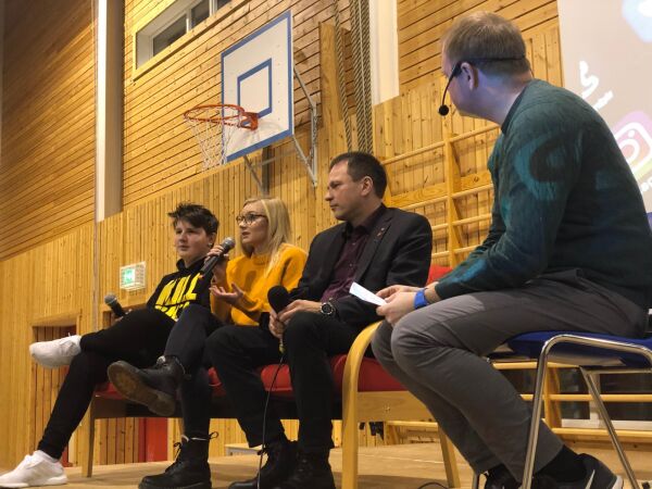 - Ta hverandre på fersken i å være god, og gi en klapp på skulderen
