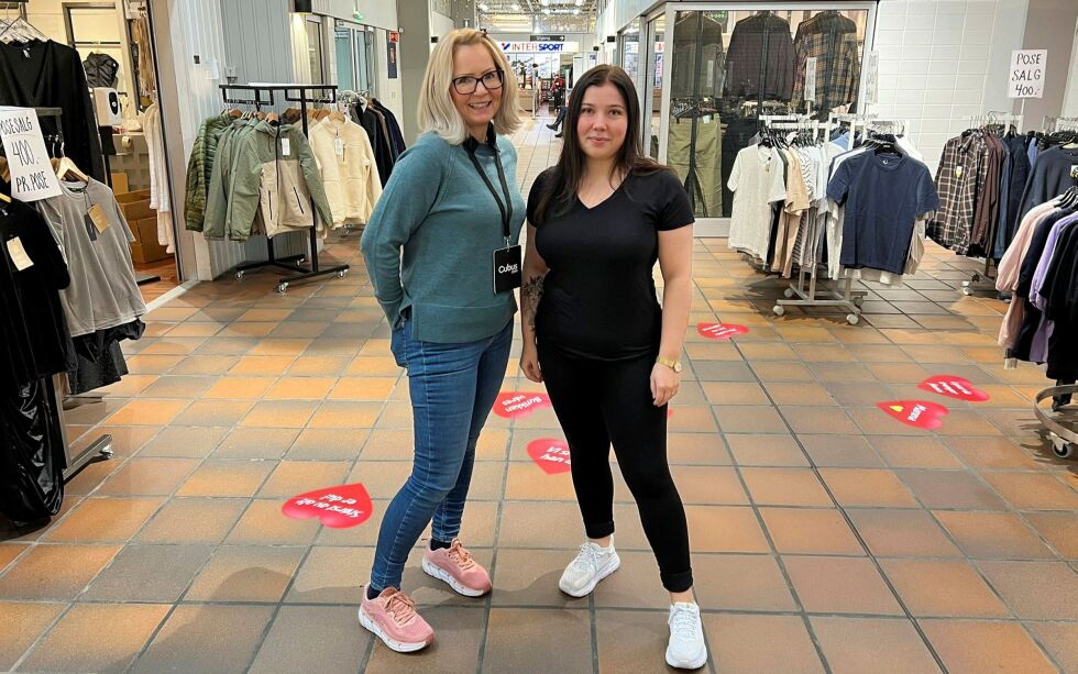 Liss Heidi Halonen og kollega Natalie Rokstad sprer kjærlighetens varme budskap i ellers kalde dager.
Foto: Sara Olaussen Stensvold
