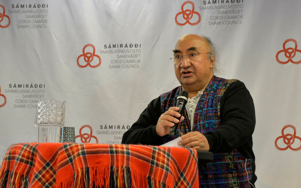Francisco Calí Tzay fra Guatemala ble i 2021 valgt til FNs spesialrapportør for urfolks rettigheter. Bildet er fra samekonferansen i Gällivarre i august i fjor, der han holdt tale. Under oppholdet hadde han også møter med sametingspresident Silje Karine Muotka og representanter for samiske organisasjoner. Han fikk informasjon om Fosen-saken og andre konfliktsaker mellom myndighetene og reindrift, så som Øyfjellet og gruvedrift i Kallak på svensk side.
 Foto: Steinar Solaas