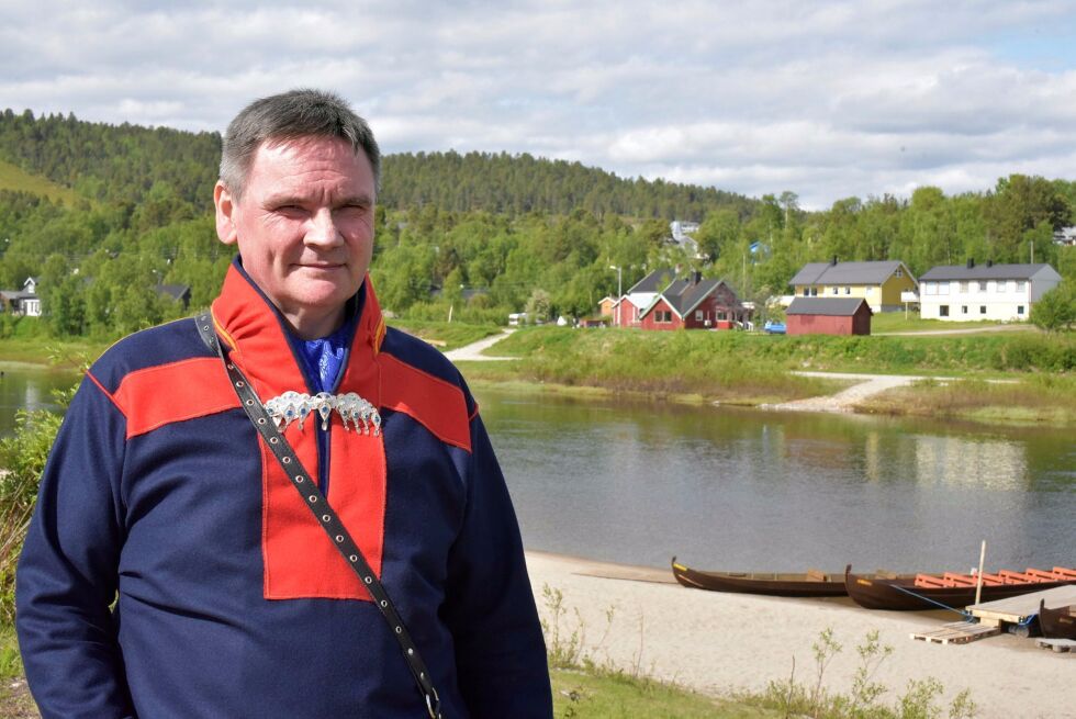 Tomta som kommunen ønsker å bytte til seg, ligger ideelt til i forhold til kommunens arbeid med vann- og avløp. Det er også en fin sandstrand, som er populær blant både fastboende og turister. Ordfører Svein Atle Somby tror det vil være bra for begge parter at bilvrakene blir ryddet bort, og at tomta kan brukes til andre formål.
 Foto: Irene Andersen