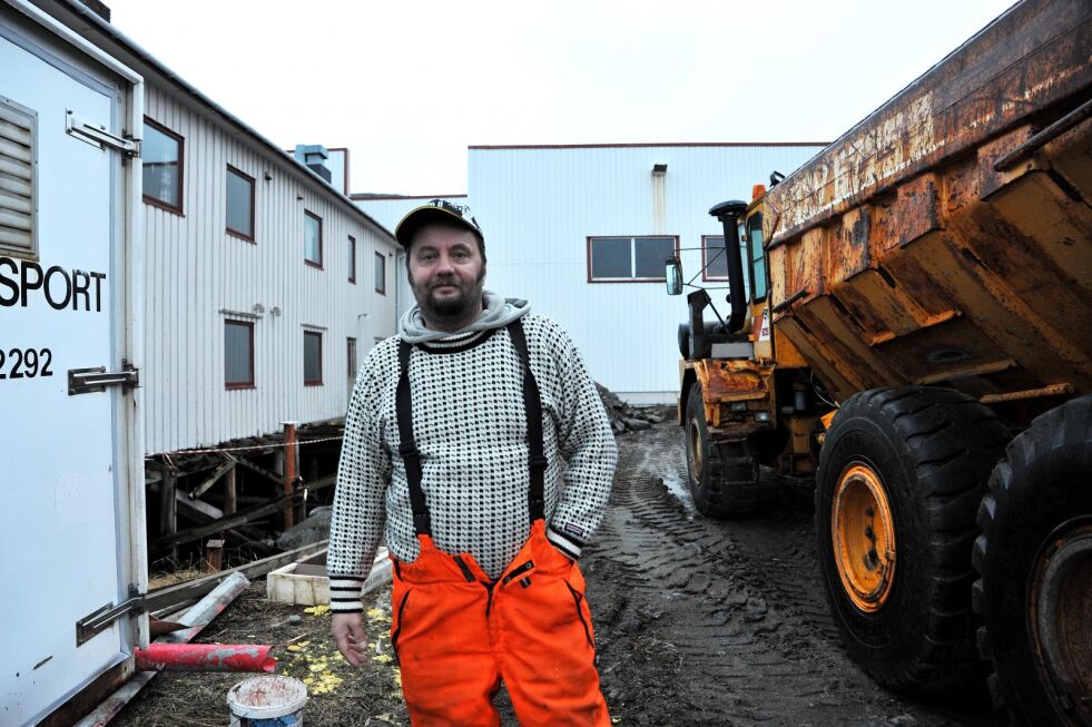 Svein Lyder viste Ságat rundt på anlegget i Dyfjord da han hadde startet med å ruste opp anlegget. Nå har han fått 50.000 kroner i overtredelsesgebyr for ikke å ha søkt om tillatelse til blant annet riving og opprusning av kai, og flytter sin virksomhet fra kommunen.
 Foto: Erik Brenli