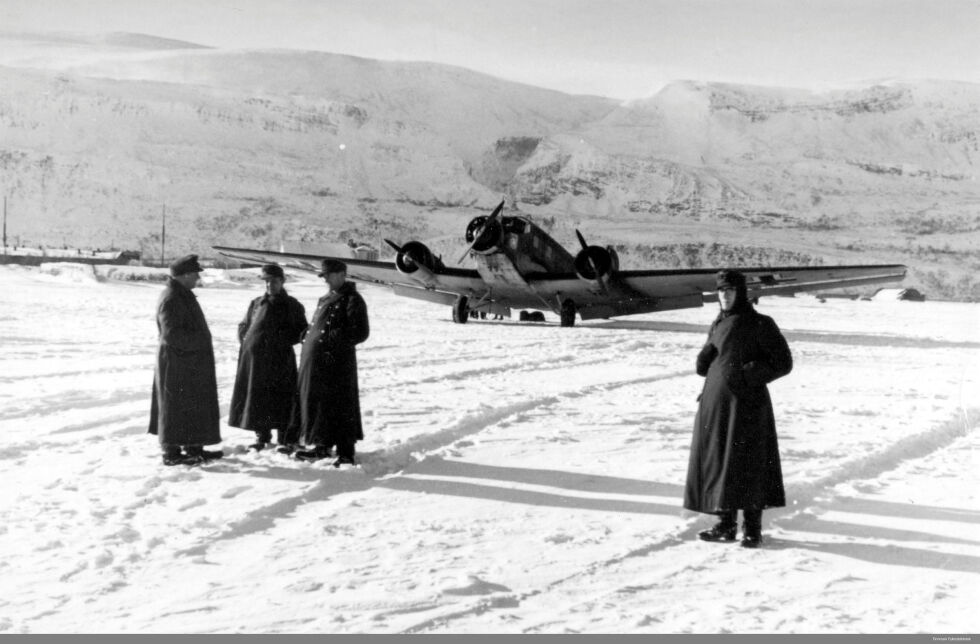 Banak lufthavn spilte en viktig rolle for Tyskland under krigen. Bildet viser fire tyske soldater foran en parkert Junkers Ju 52/3m fra 3. skvadron av transportgruppe 20 (3./TGr 20) i 1942.
 Foto: Eier: Finnmark fylkesbibliotek