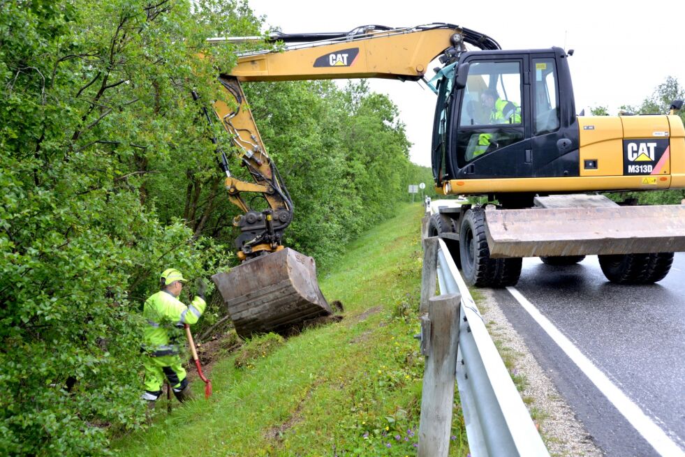 Onsdag klokken ni startet arbeidet med å tette lekkasjen i det største av de to hovedvannrørene som forsyner bygda med vann. Lekkasjen var lokalisert der man kjører ut av 60-sonen sør for Lakselv, på østsiden av E6. På bildet ser vi kommunens Svein Skogen i skogen  og Håvard Paulsen fra Paulsen entreprenør i gravemaskinen.
 Foto: Sonja E. Andersen