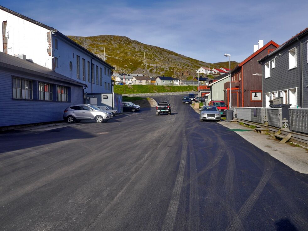 Utskiftning av vann og avløp, samt ny asfaltering av Turngata (bildet), er et av flere investeringsprosjekter som kommunestyret i Nordkapp bevilget mer penger til tirsdag.
 Foto: Geir Johansen