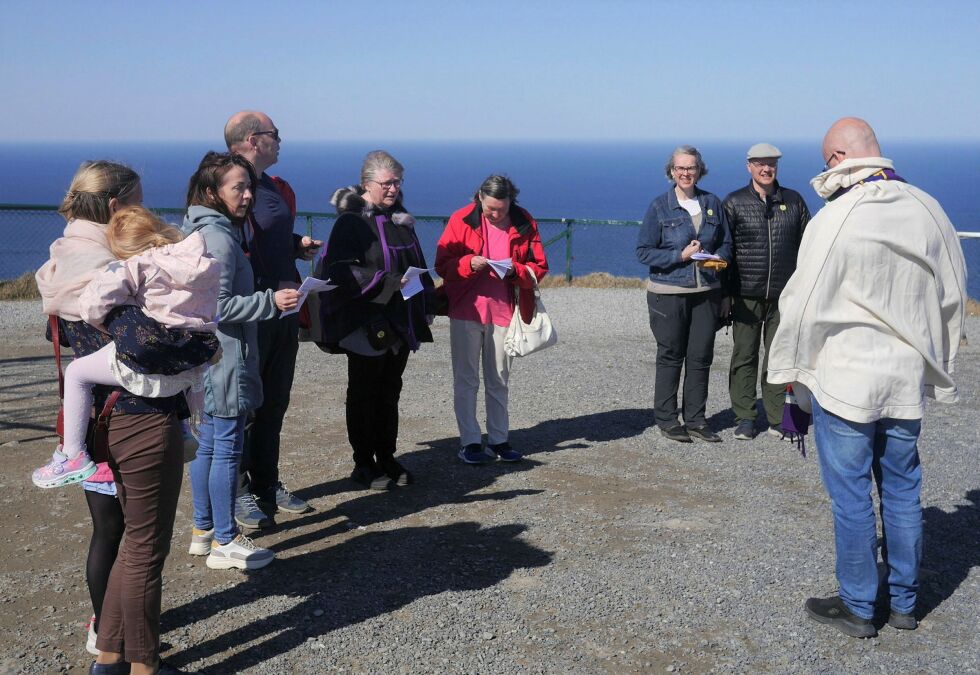 I lett bris og strålende sol sang deltakerne på gudstjenesten «Deilig er jorden» på Nordkapplatået.
 Foto: Geir Johansen