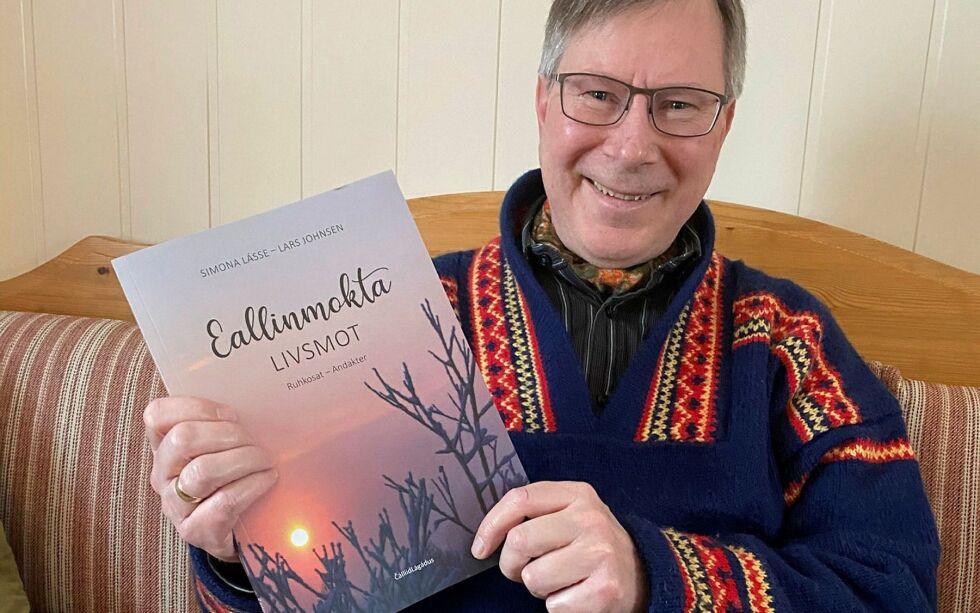 Eallinmokta Livs­mot Ruhkosat – An­dak­ter, er en ny bok skre­vet av Si­mo­na Lásse – Lars John­sen.
 Foto: Elin Wersland
