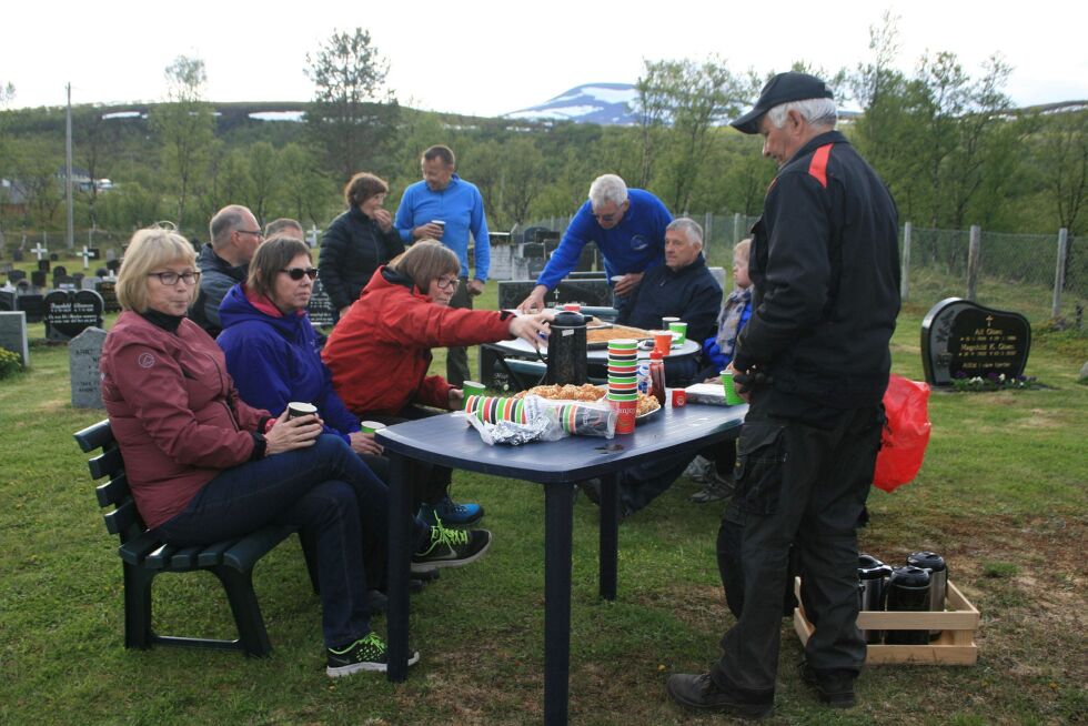 So­si­alt sam­vær der det ble ser­vert kaf­fe, ka­ker og vaf­ler. Foto: An­thon Si­vert­sen