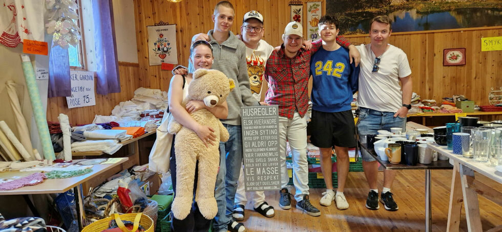 Folkehøyskoleelevene fant mange skatter, her er Ingeborg med en teddybjørn, Tobias med en plakat med husregler. Njål har funnet et pledd med Justin Bieber, og Mathias og Martin skal fortsette å jakte.
 Foto: Hill Haga
