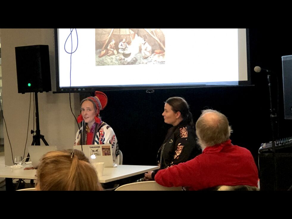 Stipendiat Eeva-Kristiina Harlin og kunstner Outi Pieski delte sin forskning om hornluas historie, samisk kosmologi og samisk kvinnelighet.
 Foto: Hannah Persen
