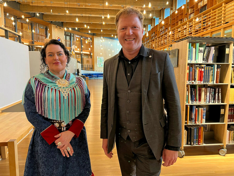Kommunal- og distriktsminister Sigbjørn Gjelsvik (Sp) har lagt frem forslaget til endringer i samelovens språkkapittel i forståelse med Sametinget. Her statsråden sammen med sametingspresident Silje Karine Muotka.
Foto: Sametinget/Liv Inger Somby