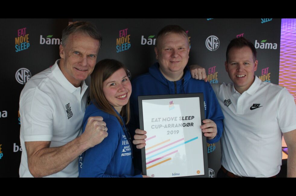 Helga og Raymond Pettersen fra IL Polarstjernen fikk tildelt det synlige beviset fra Frode Grodås, NFF, og Håkon Andersen, Bama, for at jakobselvklubben skal arrangere det som kalles Eat Move Sleep-turnering.
 Foto: NFF