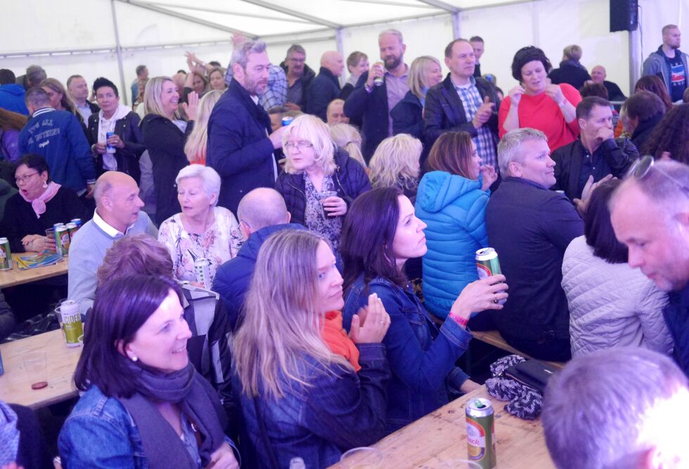 Fredag og lørdag var det fullt hus på de fleste av arrangementene under Nordkappfestivalen. Her fra festivalteltet, hvor «Kaffe Lørv band» spilte lørdag kveld.
 Foto: Geir Johansen